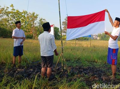 Pemuda Pasuruan Upacara 17 Agustus di Tengah Sawah