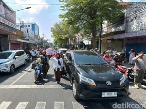 Polisi Kota Kediri Ajak Pengguna Jalan Hormat Saat Detik-detik Proklamasi
