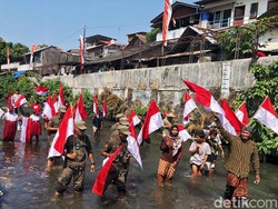 Potret 79 Bendera Dikibarkan Warga-Mahasiswa di Sungai Code Jogja