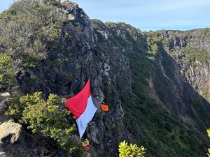Bendera Merah Putih Raksasa Berkibar di Atap Jawa Barat Bendera Merah Putih Raksasa Berkibar di Atap Jawa Barat