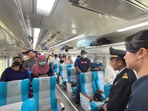 Semarakkan HUT ke-79 RI, Penumpang Nyanyikan Indonesia Raya di Rangkaian Kereta Semarakkan HUT ke-79 RI, Penumpang Nyanyikan Indonesia Raya di Rangkaian Kereta