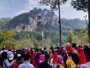 Bendera Merah Putih Raksasa Berkibar di Kawasan Karst Citatah Bendera Merah Putih Raksasa Berkibar di Kawasan Karst Citatah