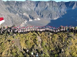 Lalui Medan Terjal, Polisi Kibarkan Merah Putih di Puncak Gunung Tambora