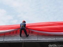 Bangganya Rea Nauval Bentangkan Bendera Raksasa di Bandung