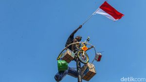 Potret Serunya Lomba Panjat Pinang di Ancol