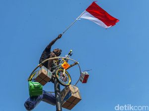 Potret Serunya Lomba Panjat Pinang di Ancol