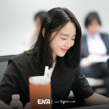 Potret Shin Hye Sun dalam pembacaan naskah drama 'To My Haeri'