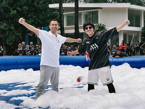 Gokil! Raffi Ahmad dan Atta Halilintar Gelar Panjat Pinang Berhadiah Motor-Mobil Gokil! Raffi Ahmad dan Atta Halilintar Gelar Panjat Pinang Berhadiah Motor-Mobil