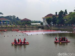Relawan Se-Banten Bentangkan Bendera Merah Putih 1.200 Meter di Danau