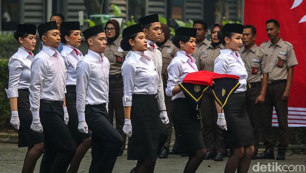 Saat Kru Maskapai Penerbangan Gelar Upacara HUT RI