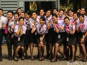 Kru Maskapai Penerbangan Gelar Upacara HUT RI