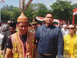 Sandiaga Uno Upacara 17 Agustus di Pulau Pramuka, Pakai Baju Adat Kaltim