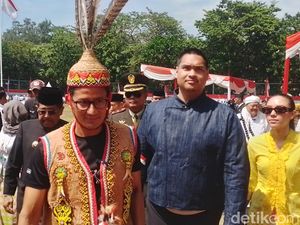 Sandiaga Uno Upacara 17 Agustus di Pulau Pramuka, Pakai Baju Adat Kaltim Sandiaga Uno Upacara 17 Agustus di Pulau Pramuka, Pakai Baju Adat Kaltim