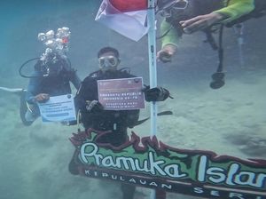 Sandiaga Uno  Kibarkan Bendera Merah Putih di Bawah Laut Pulau Pramuka Sandiaga Uno  Kibarkan Bendera Merah Putih di Bawah Laut Pulau Pramuka