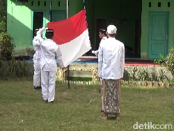 Pakai Sarung dan Kopiah, Santri Lumajang Peringati HUT ke-79 RI
