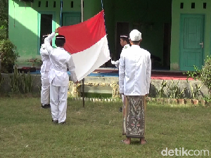 Pakai Sarung dan Kopiah, Santri Lumajang Peringati HUT ke-79 RI Pakai Sarung dan Kopiah, Santri Lumajang Peringati HUT ke-79 RI