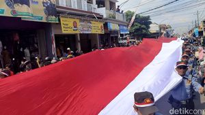 Momen Satlimnas Kota Malang Bentangkan Merah Putih Sepanjang 79 Meter di HUT RI