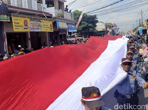 Momen Satlimnas Kota Malang Bentangkan Merah Putih Sepanjang 79 Meter di HUT RI Momen Satlimnas Kota Malang Bentangkan Merah Putih Sepanjang 79 Meter di HUT RI