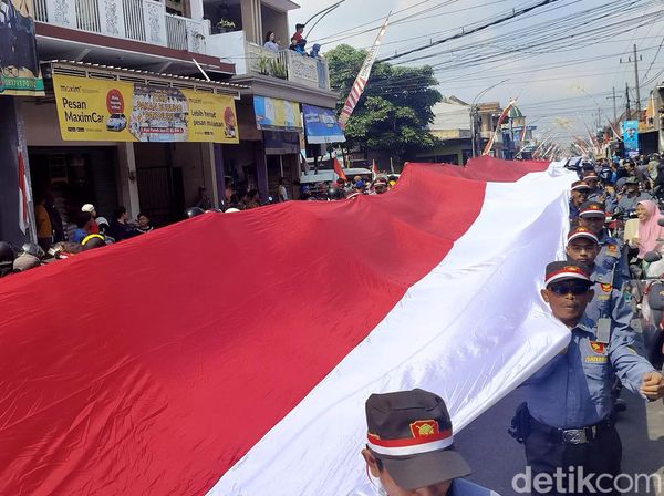 Momen Satlimnas Kota Malang Bentangkan Merah Putih Sepanjang 79 Meter di HUT RI