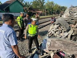 Penampakan Mobil Remuk Usai Tertabrak KA Argo Bromo di Grobogan-Tewaskan 2 Orang