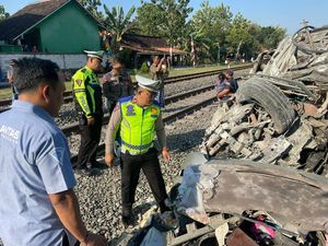 Penampakan Mobil Remuk Usai Tertabrak KA Argo Bromo di Grobogan-Tewaskan 2 Orang Penampakan Mobil Remuk Usai Tertabrak KA Argo Bromo di Grobogan-Tewaskan 2 Orang