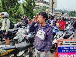 Kala Pengendara di Simpang Gadog Kompak Beri Hormat Saat HUT Ke-79 RI