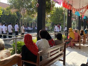 Senyum Lansia Griya Wreda Surabaya Saat Upacara, Kenang Masa Perjuangan