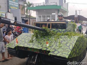 Meriahnya Pawai Kemerdekaan di Desa Kolam, Ada Tank hingga Burung Raksasa Meriahnya Pawai Kemerdekaan di Desa Kolam, Ada Tank hingga Burung Raksasa
