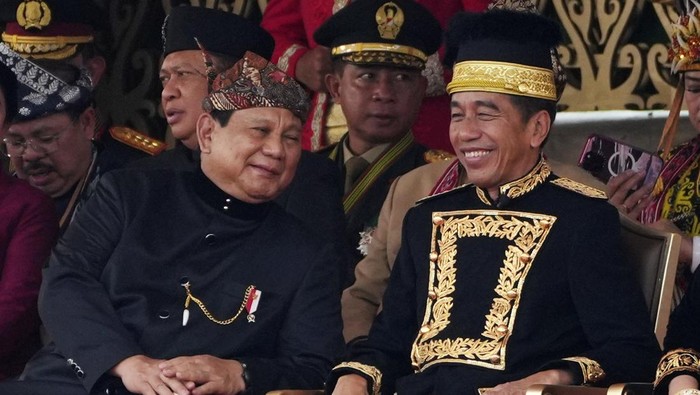 Presiden Jokowi dan Presiden terpilih Prabowo Subianto duduk bersebelahan saat upacara HUT ke-79 di IKN. Keduanya sempat berbincang dan saling lempar senyuman.