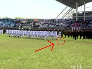 Sepatu Paskibraka Jember Lepas Saat Berbaris Hendak Kibarkan Bendera Sepatu Paskibraka Jember Lepas Saat Berbaris Hendak Kibarkan Bendera