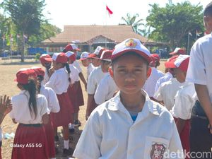 Perjuangan Siswa SD di NTT Jalan Kaki 10 Km untuk Ikut Upacara HUT RI