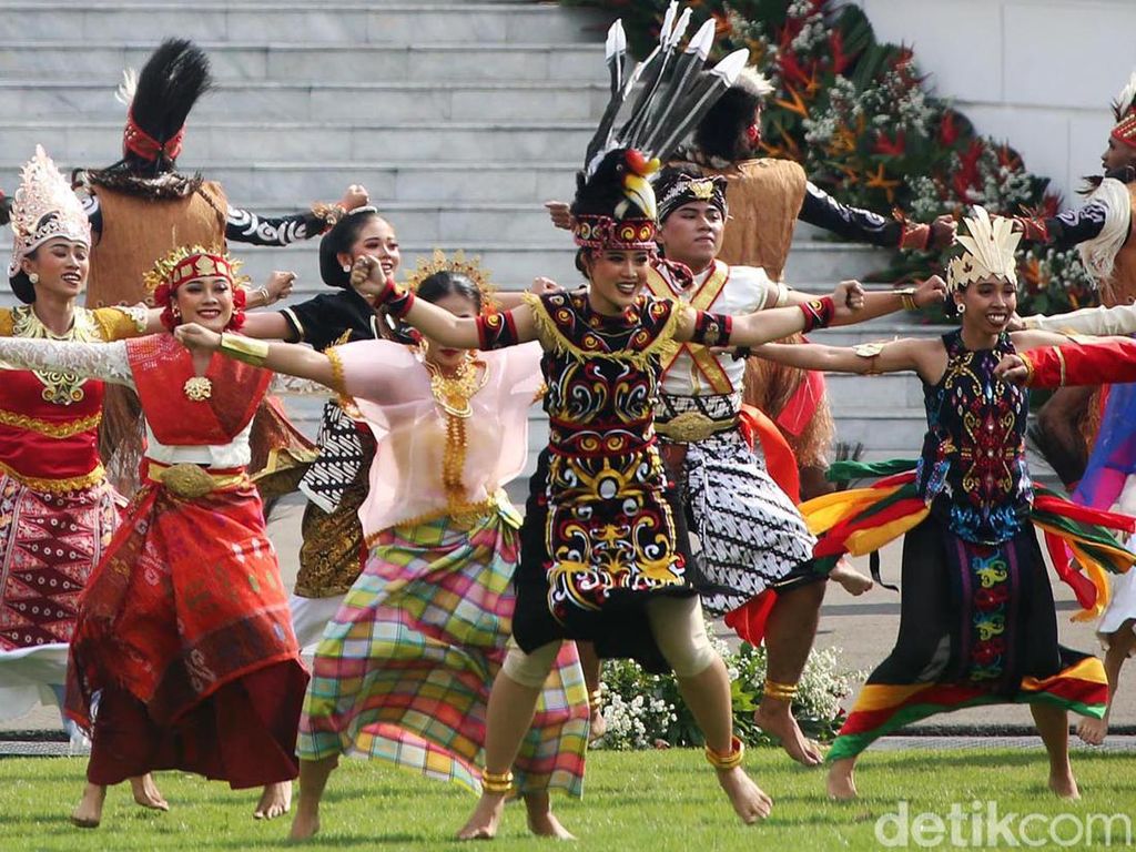 Tarian Berbagai Daerah Meriahkan HUT ke-79 RI di Istana Merdeka Tarian Berbagai Daerah Meriahkan HUT ke-79 RI di Istana Merdeka