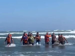 4 Wisatawan Sragen Terseret Arus di Pantai Parangtritis Bantul, 1 Orang Tewas 4 Wisatawan Sragen Terseret Arus di Pantai Parangtritis Bantul, 1 Orang Tewas