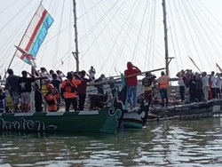 Pemuda Pesisir Utara Pasuruan Upacara Bendera Merah Putih di Tengah Laut