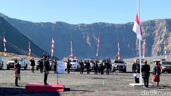 Upacara HUT ke-79 RI di Lautan Pasir Bromo