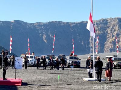 Upacara HUT ke-79 RI di Lautan Pasir Bromo