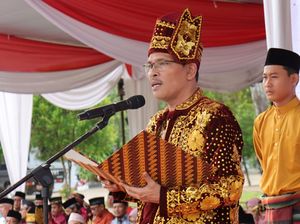 Pimpin Upacara HUT Ke-79 RI di UNJA, Rektor Pakai Baju Adat Jambi Pimpin Upacara HUT Ke-79 RI di UNJA, Rektor Pakai Baju Adat Jambi