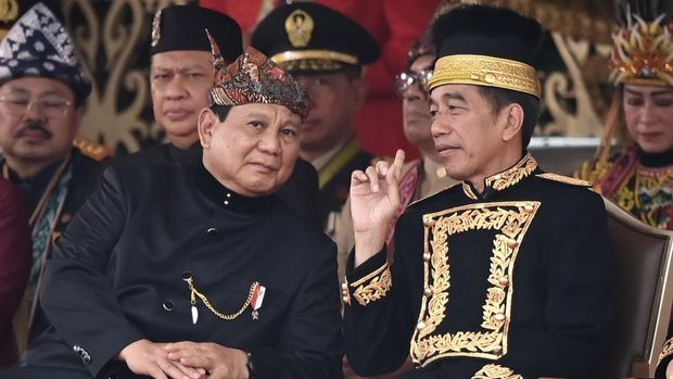 Presiden Joko Widodo (kanan) berbincang dengan Menhan Prabowo Subianto (kiri) dalam upacara Peringatan Detik-detik Proklamasi Kemerdekaan Republik Indonesia di lapangan upacara Istana Negara Ibu Kota Nusantara (IKN), Penajam Paser Utara, Kalimantan Timur, Sabtu (17/8/2024 ). Upacara dalam rangka hari ulang tahun (HUT) ke-79 RI tersebut mengusung tema Nusantara Baru Indonesia Maju. ANTARA FOTO/Hafidz Mubarak A/app