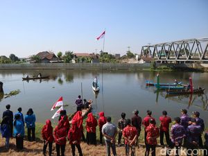 Upacara di Sungai Juwana, Warga Pati Usung Tema Merdeka dari Pencemaran Upacara di Sungai Juwana, Warga Pati Usung Tema Merdeka dari Pencemaran