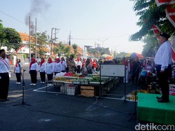 Khidmat Upacara HUT RI Digelar di Tengah Pasar Karangmenjangan Surabaya