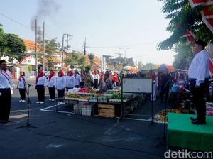 Khidmat Upacara HUT RI Digelar di Tengah Pasar Karangmenjangan Surabaya Khidmat Upacara HUT RI Digelar di Tengah Pasar Karangmenjangan Surabaya
