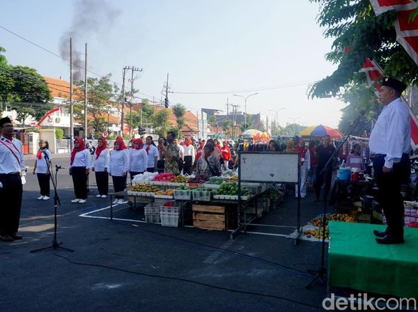 Unik, Upacara HUT RI di Tengah Pasar Karangmenjangan Surabaya