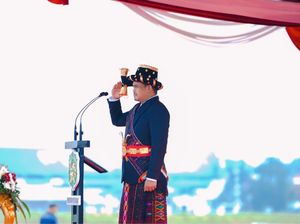 Bobby Pimpin Upacara HUT Ke-79 Kemerdekaan RI Pakai Busana Mandailing Bobby Pimpin Upacara HUT Ke-79 Kemerdekaan RI Pakai Busana Mandailing