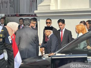 Berjas Hitam, Maruf-Gibran Hadiri Upacara Penurunan Bendera di Istana Jakarta