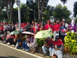Jelang Detik-detik Proklamasi, Warga Berdatangan ke Depan Istana Merdeka