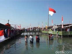 Potret Merah Putih Berkibar di Timbulsloko Demak yang Tenggelam oleh Rob