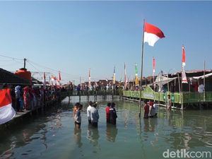 Potret Merah Putih Berkibar di Timbulsloko Demak yang Tenggelam oleh Rob Potret Merah Putih Berkibar di Timbulsloko Demak yang Tenggelam oleh Rob