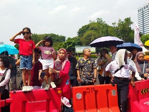 Warga Jakarta Tetap Khidmat Ikuti Upacara HUT Ke-79 RI di Istana Merdeka Warga Jakarta Tetap Khidmat Ikuti Upacara HUT Ke-79 RI di Istana Merdeka