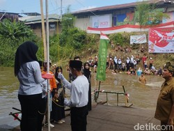Unik! Warga Kampung Aur Upacara HUT Ke-79 RI di Sungai Deli