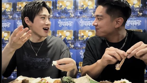 Wow! Suho EXO Mukbang Nasi Padang, Cicip Jengkol dan Ayam Pop